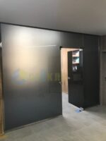 Офисная перегородка из матового стекла