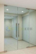 Перегородка из закаленного стекла с маятниковой распашной дверью