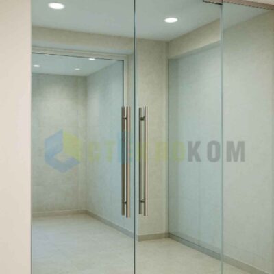 Перегородка из закаленного стекла с маятниковой распашной дверью