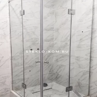 Душевая с двумя распашными дверьми