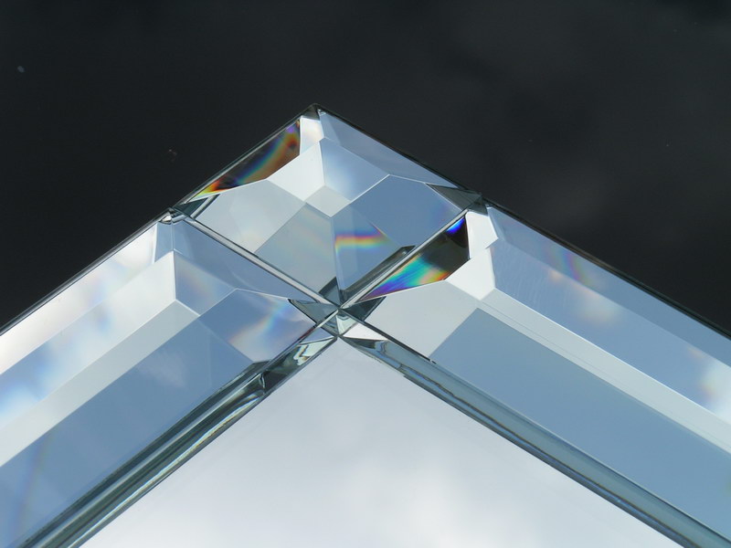 Скошенная полированная грань на стекле или зеркале