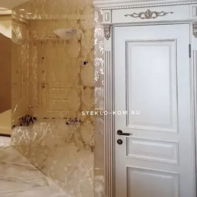 Большое зеркало на стену с матированным рисунком