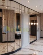 Фото готовой зеркальной стены, зеркальными панелями с фацетом