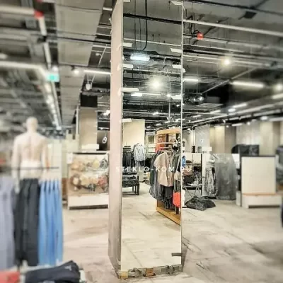Отделка колонн зеркалами в торговом зале