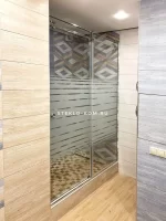 Раздвижная душевая перегородка с рисунком