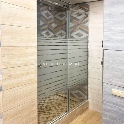 Раздвижная душевая перегородка с рисунком