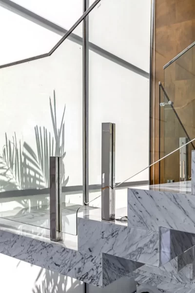 Лестничное ограждение из стекла на мини стоиках — изображение 7