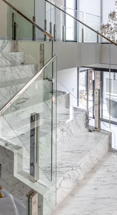 Лестничное ограждение из стекла на мини стоиках — изображение 3