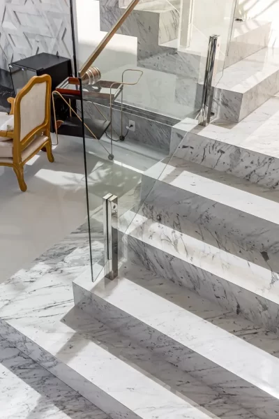 Лестничное ограждение из стекла на мини стоиках — изображение 2