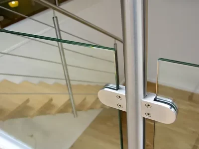 Лестничное ограждение из стекла на стойках — изображение 4