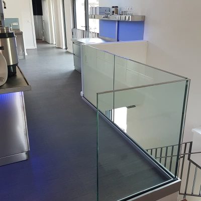 Лестничный профиль для перил из стекла