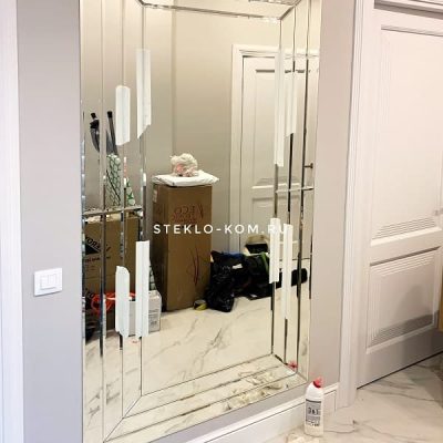 Зеркальное панно с фацетом в коридор