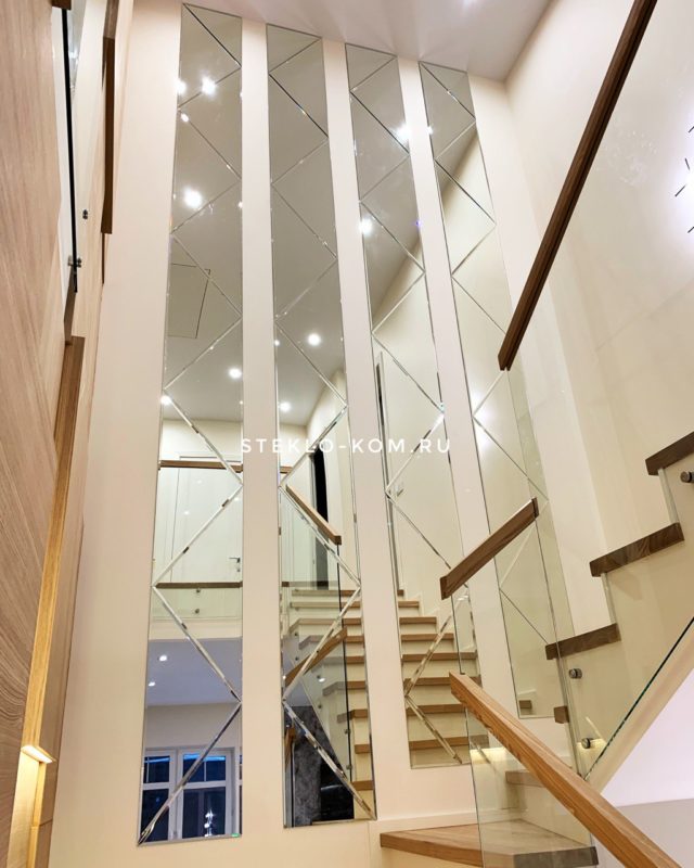 Зеркальное панно на лестницу