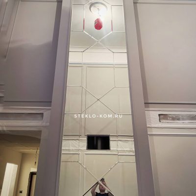 Колонна с отделкой зеркалами