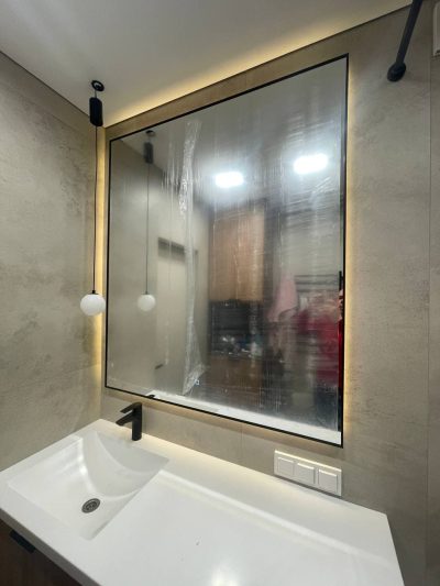 Зеркало с подсветкой в черной раме — изображение 2