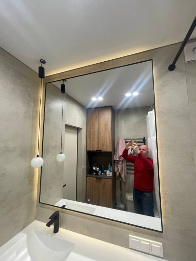 Зеркало с подсветкой в черной раме — изображение 3