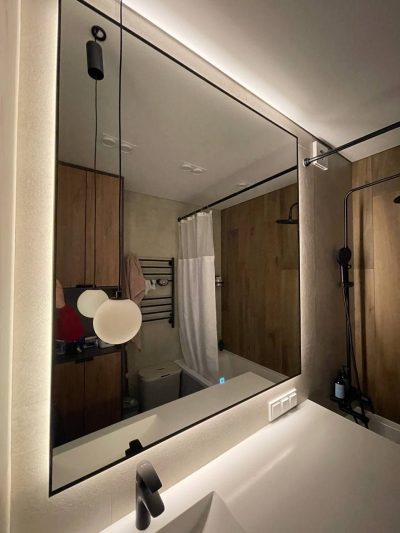 Зеркало с подсветкой в черной раме — изображение 4