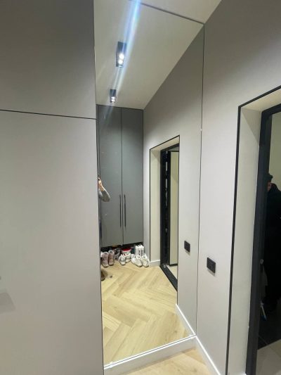 Зеркало настенное на клей