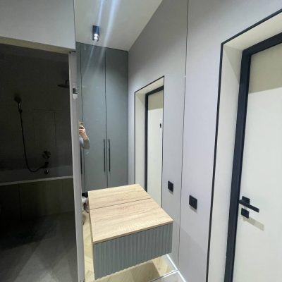 Установка зеркала в прихожую