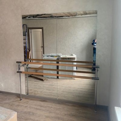 Хореографический зал с зеркалами в частном доме