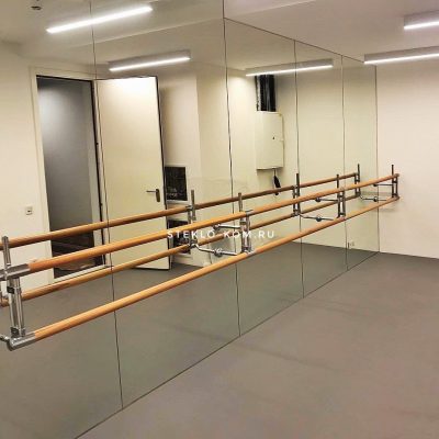 Танцевальный зал с балетным поручнем в домашнем тренажерном зале