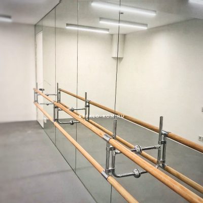 Зеркала с балетным станоком в студию танцев