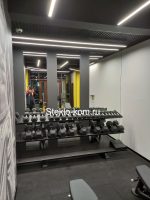 Зеркальная стена в тренажерном зале после монтажа