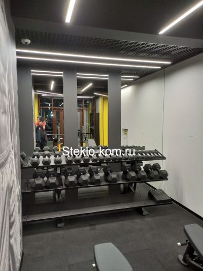 Зеркальная стена в тренажерном зале после монтажа