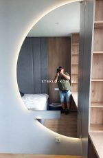 Габаритное зеркало в форме полукруга