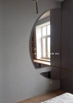 Большое зеркало в форме полукруга