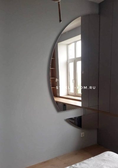 Большое зеркало в форме полукруга