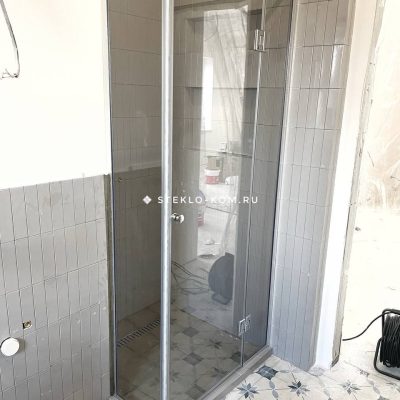 Не стандартная душевая перегородка из закаленного стекла