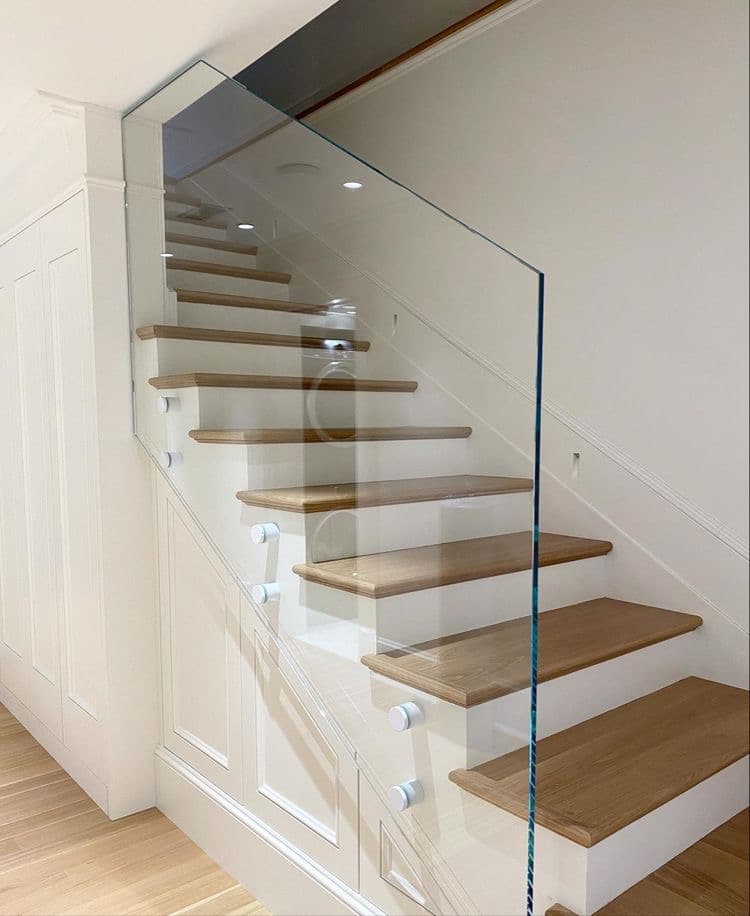 lestnicy_iz_stekla_bez_piril