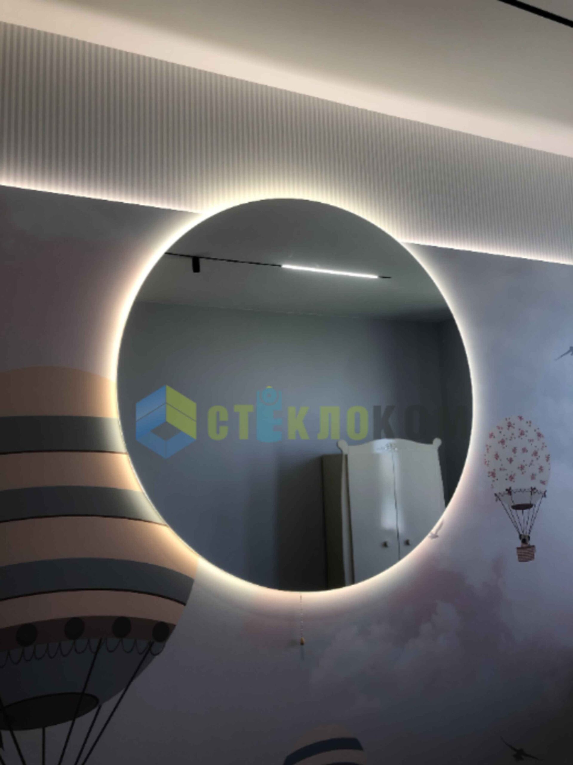 Круглое зеркало с парящей подсветкой