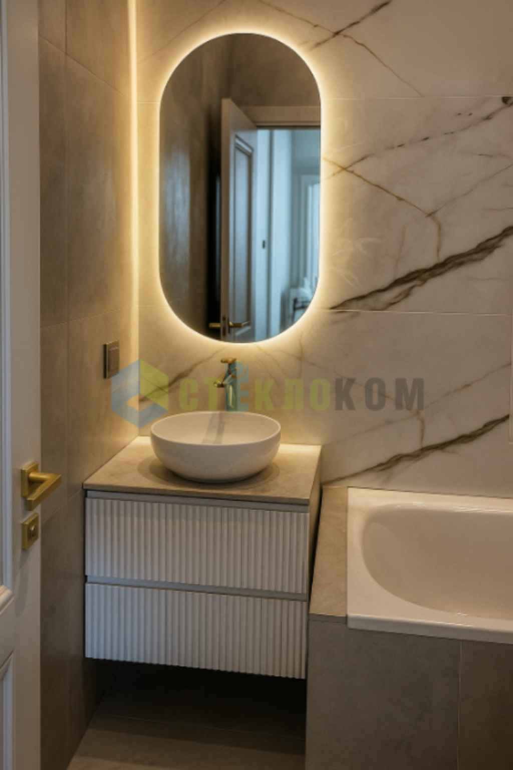 Зеркало с парящей подсветкой в интерьере ванной