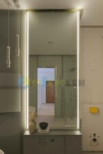 Фото зеркала с боковой подсветкой Line