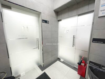 Стеклянная входная группа в клинику, фото от компании Стеклоком