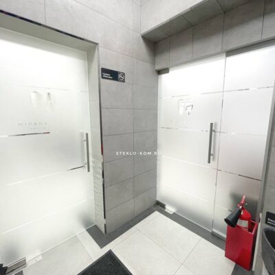 Стеклянная входная группа в клинику, фото от компании Стеклоком