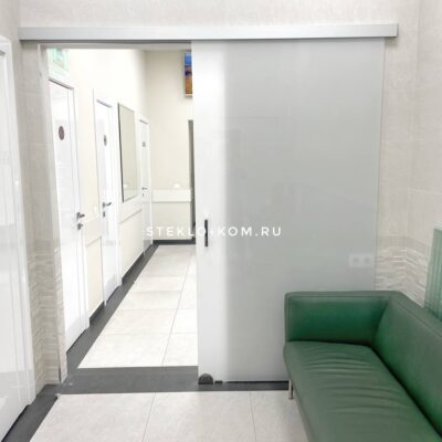 Стеклянная дверь с доводчиками в коммерческое помещение