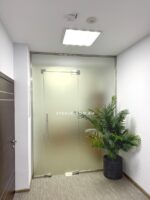 Цельно стеклянная перегородка из закаленного стекла 10 мм — изображение 2