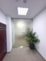 Офисная стеклянная перегородка из матового стекла 10 мм