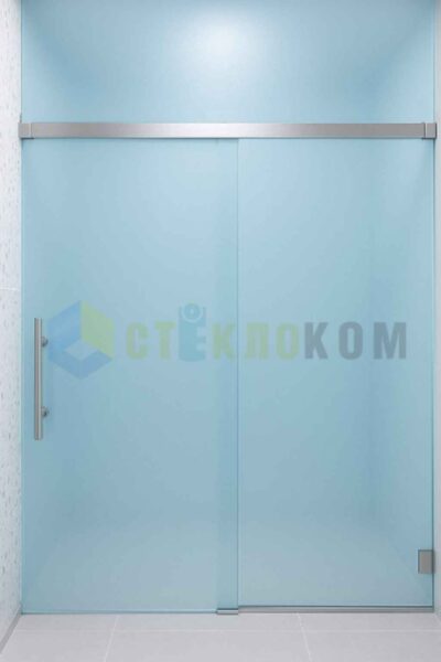 Стеклянная перегородка с раздвижной дверью из закалённого прозрачного стекла в алюминиевом профиле