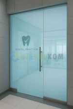 Стеклянная входная группа с распашной дверью