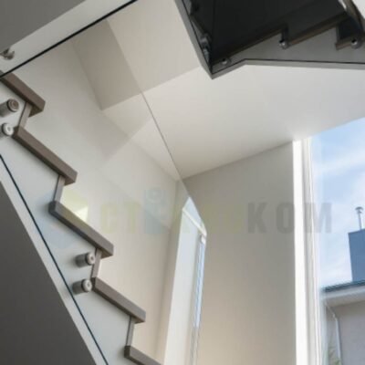 Стеклянное лестничное ограждение и закаленного стекла: фото работы компании стеклоком