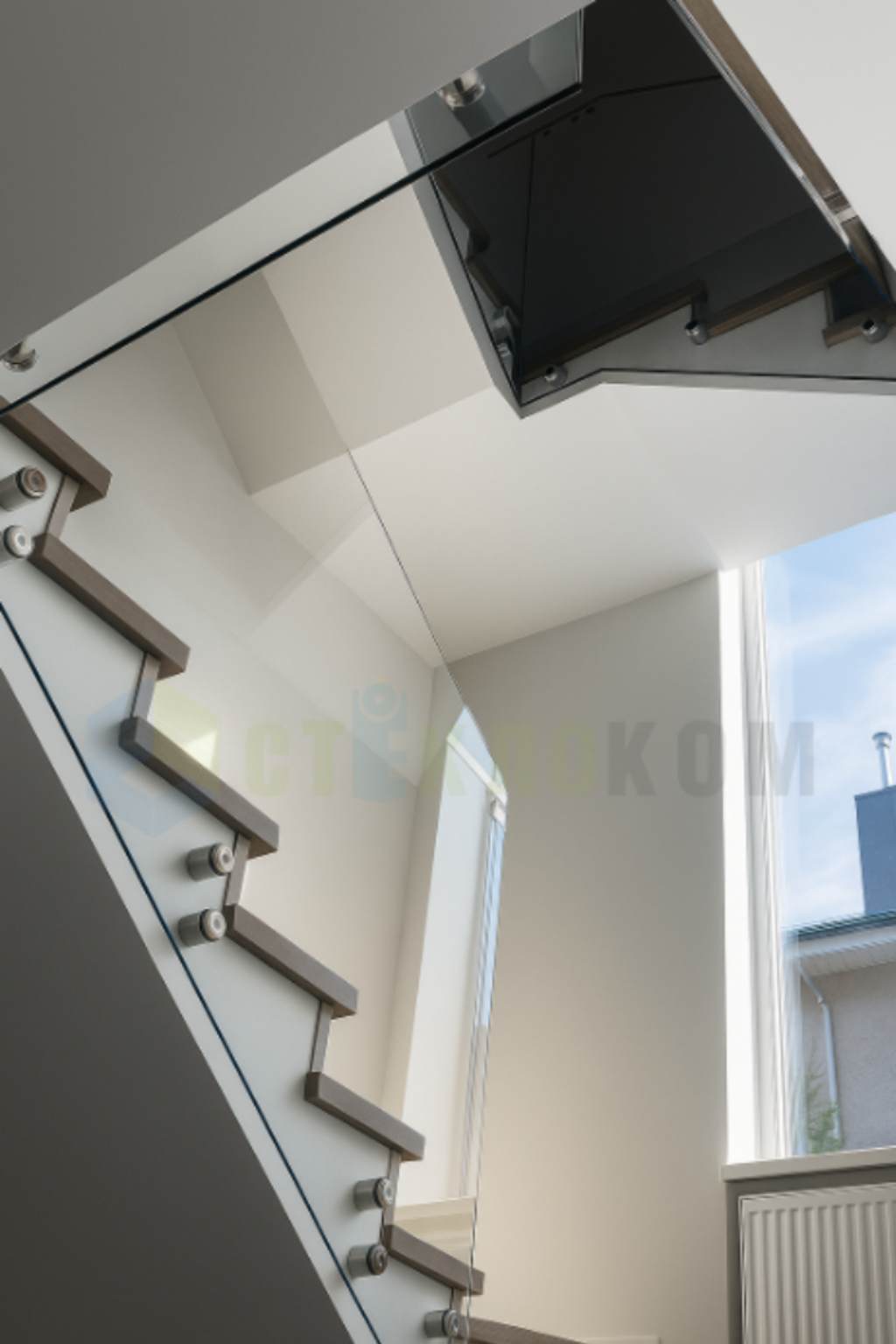 Лестничное ограждение на точечном крепеже монта нашей компании стеклоком Стеклянное лестничное ограждение и закаленного стекла: фото работы компании стеклоком