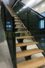 Лестичная перегородка на стекло держателях, от компании Стеклоком