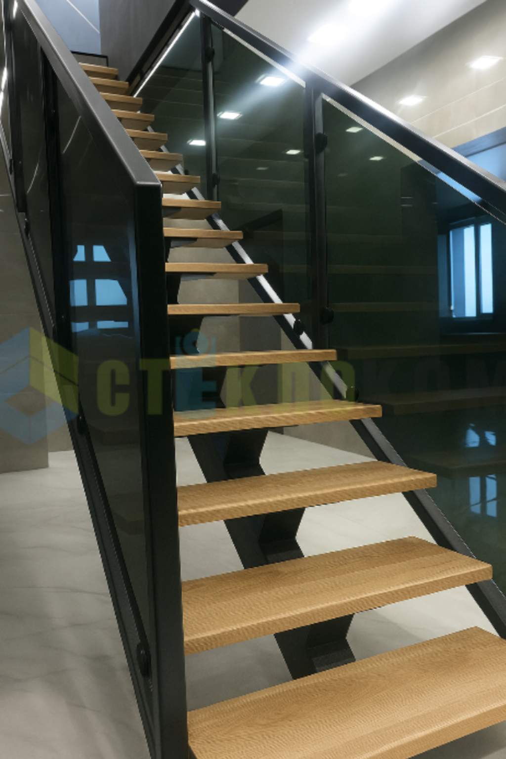 Стеклянное ограждение на лестницу на стеклодержателе, монтаж от компании Стеклоком фото Лестичная перегородка на стекло держателях, от компании Стеклоком