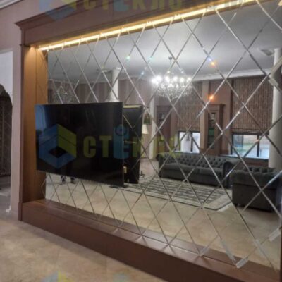 Гостиная стена с тв, отделка зеркалами