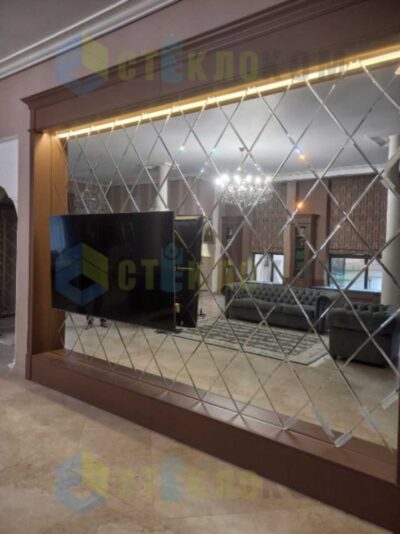 Гостиная стена с тв, отделка зеркалами