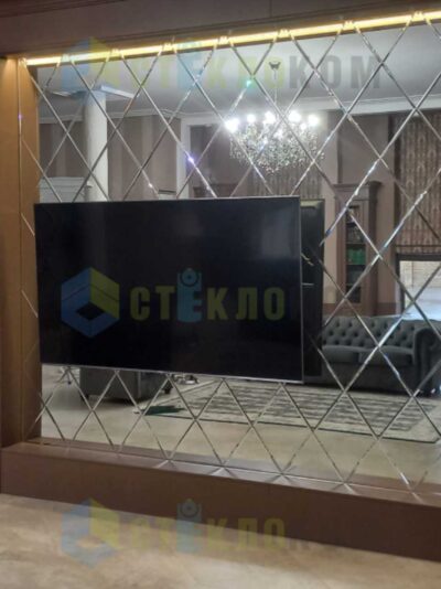 Оформление зеркалами гостиной с лелевизором